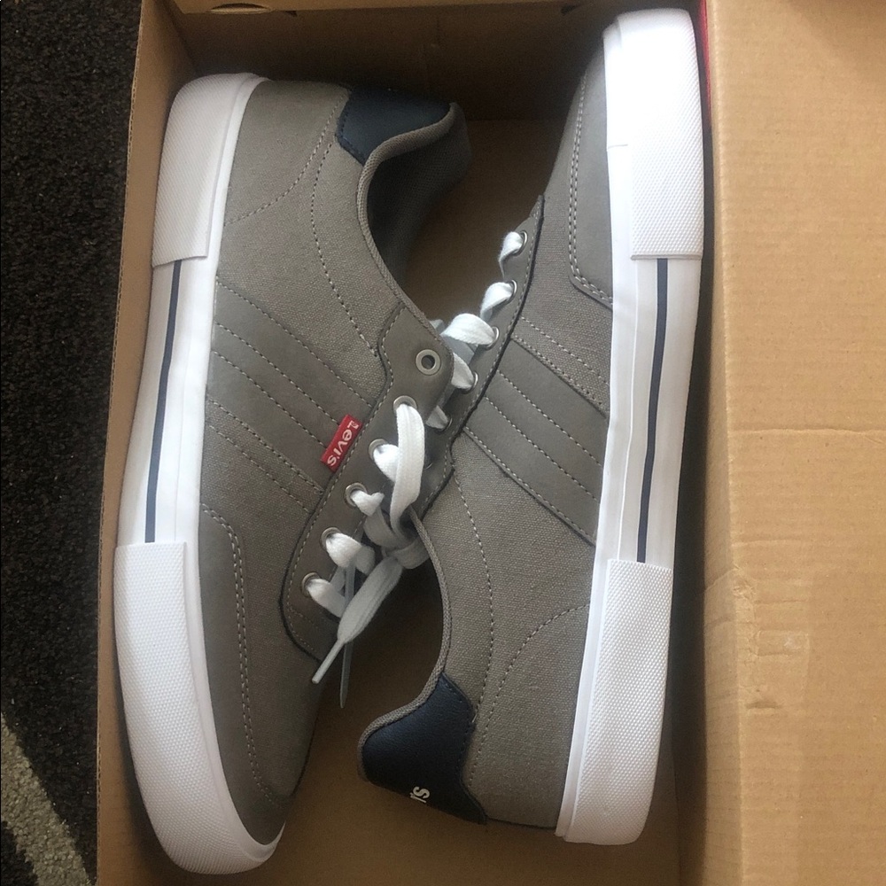Levi's Men's Gray Canvas Low-Top Sneakers with White Soles and Navy Heel Tab